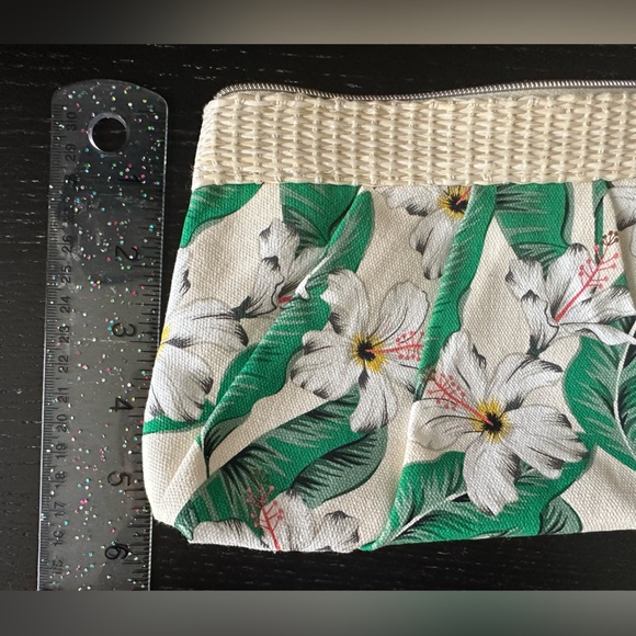 Estee Lauder pouch 👝 - Picture 2 of 6